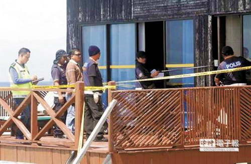 马来西亚鉴识人员在发生枪杀和掳走台湾游客的邦邦岛水上度假村搜证。大批军警在邦邦岛海域巡逻，搜寻被挟持失踪的张安薇。