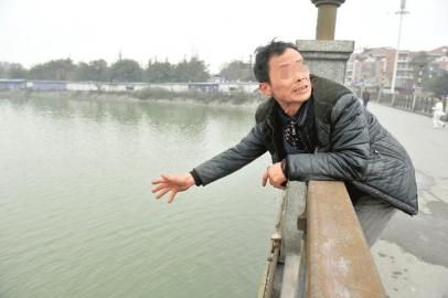 3月11日，成都市崇州西江桥，刘升在事发地点描述儿子出事和打捞的情况。