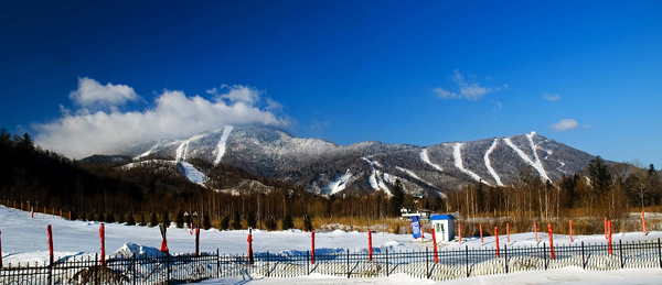 吉林雾凇.朝鲜民俗村.长白山温泉、魔 界、万达滑雪双飞五日游--B1